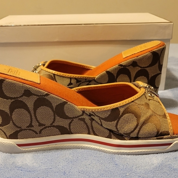 Coach Alyssa Signature Slides - Picture 2 of 4